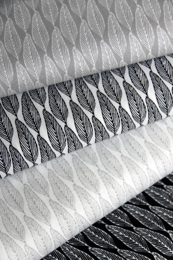 Classics Gumleaves in Silver - Fat Quarter (.25m)